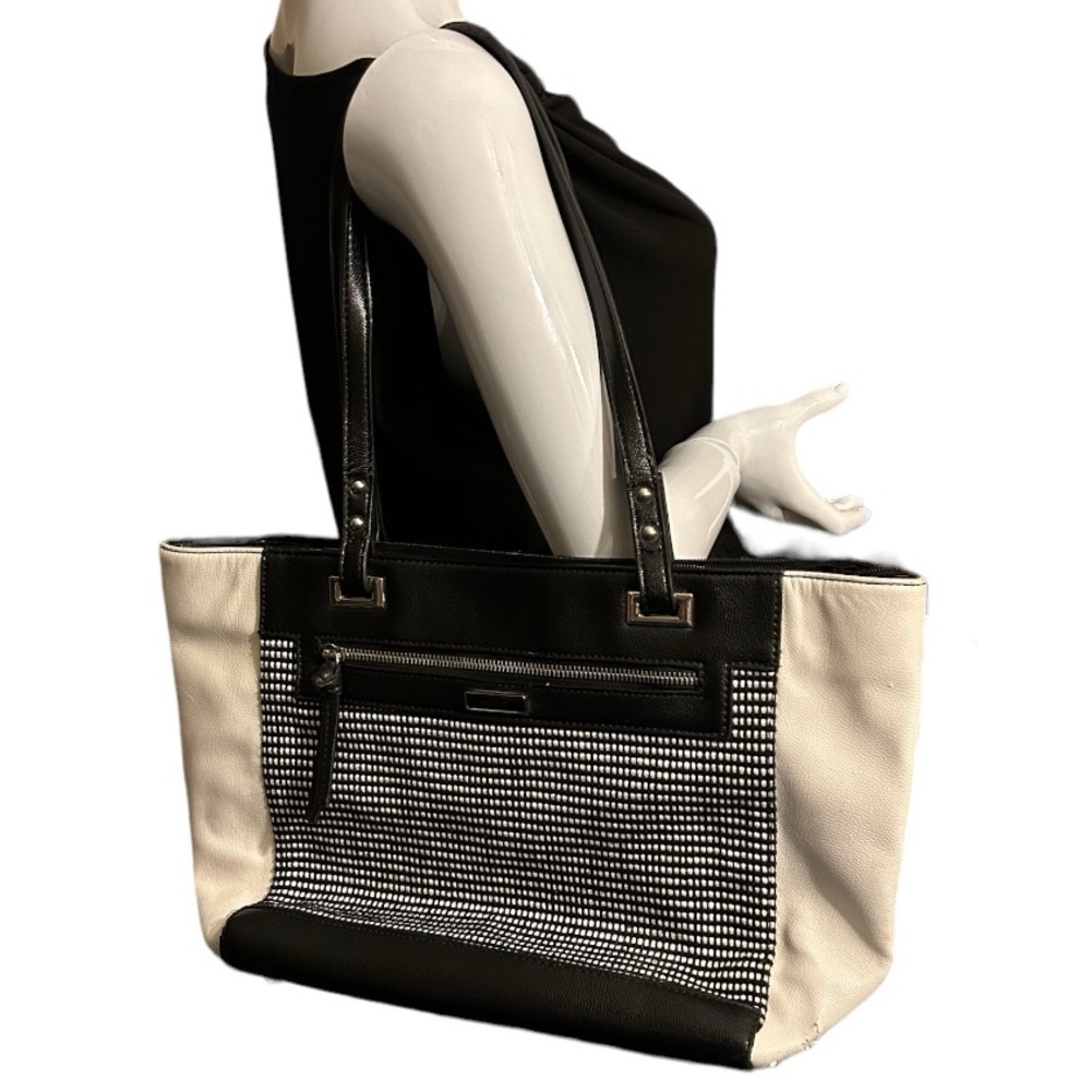 Nine West black & white large shoulder bag in good pre-owned condition